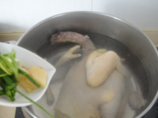 上海糟醉鸡,再把鸡放入汤锅倒入开水，把葱姜加入