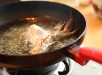 螃蟹粉丝煲,放入螃蟹，把螃蟹的切口煎到封口