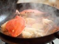 螃蟹粉丝煲,加盖，大约煮5分钟，螃蟹熟透，螃蟹捞出，转最小火，汤汁留锅内，待用