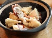 螃蟹粉丝煲,把螃蟹放到一小煲内，铺地放好