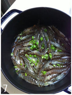 雪地焗虾 ,将擦干水分的虾平铺于盐上，撒葱花