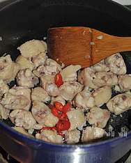 泰式罗勒鸡翅,倒入红辣椒圈炒出味。