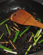 豆豉花菇鸡,锅烧热，放油，下姜丝葱段和干豆豉，煸炒出香味。