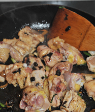 豆豉花菇鸡,倒入鸡块翻炒，至鸡肉表面变色，表皮收紧。