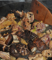 豆豉花菇鸡,接着倒入花菇块，翻炒均匀，可以多炒一会儿。
