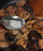 豆豉花菇鸡,水量要加到锅中食材的一半位置，如果泡花菇的水不够就再倒些清水进去。加一点白糖调味。大火煮开后，转小火焖。