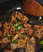 豆豉花菇鸡,大约焖10分钟左右，看到锅中汤汁收浓稠，撒上葱花，出锅。
