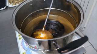 阿胶糕（纯手工制作）,大火熬至开锅，转小火。（注意：在熬制过程中一定要用勺子不断的搅拌以免粘锅）