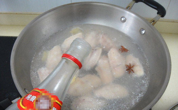 上海糟油脱骨鸡翅,大火煮开后加入料酒后盖上转中火煮至熟透（约20分钟）