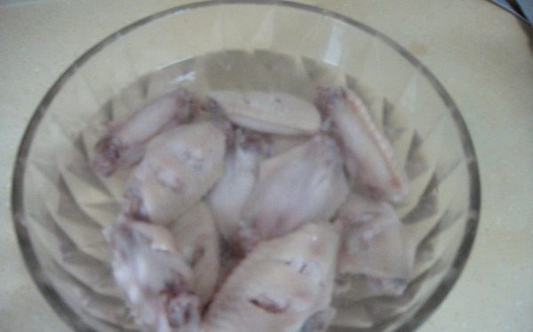 上海糟油脱骨鸡翅,煮熟的鸡翅捞起加入事先准备的冰水里，抓洗一下捞起沥干水分