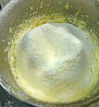 布列塔尼奶油酥饼,筛入低筋面粉和泡打粉，用挂到搅拌均匀