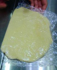 布列塔尼奶油酥饼,将步骤5用手压至面饼状，放入冰箱冷藏1小时
