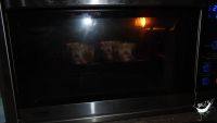 熔岩蛋糕,放入220度提前预热10分钟的烤箱中层，上下火烤7-8分钟