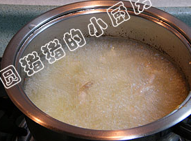 酸甜里脊,投入裹上粉的里脊条，油温要高至肉一投入就会浮起来。