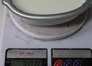牛奶布丁的简单做法,根据你的模具，先称量装满模具9分满的液体的量，以牛奶为例，我做6寸的KT模，称量为装满是400克，9分满是350克。