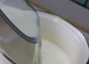 牛奶布丁的简单做法,将称量好的牛奶倒入可加热的奶锅中。
