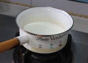 牛奶布丁的简单做法,加入40克细砂糖，小火加热搅拌使糖融化。