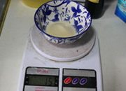 牛奶布丁的简单做法,按照液体2%-5%的比例称量鱼胶粉的量，越少越嫩，越多越老，400克的牛奶，我一般称量15克鱼胶粉，太嫩了脱模容易坏。
