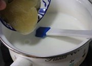 牛奶布丁的简单做法,这时牛奶加热到60度左右，加入鱼胶（泡好的鱼胶粉呈膏状），搅拌至全部化开可关火。