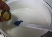 牛奶布丁的简单做法,牛奶液冷却一会，加入2勺自制香草精（朗姆酒泡香草荚），拌匀。