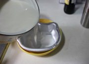 牛奶布丁的简单做法,倒入模具中，如果有多的液体可以随意倒入碗和杯子中。