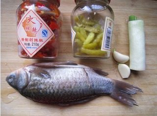 剁椒鲫鱼,原料备用。
