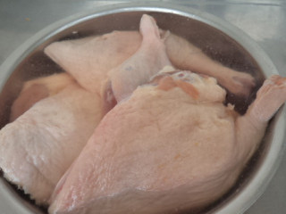 南京盐水鸭,鸭腿洗干净用冷水浸泡20分钟，其间换几次水