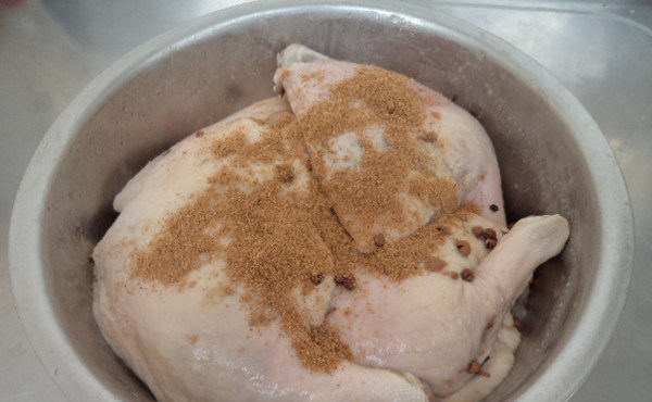 南京盐水鸭,加五香粉揉搓均匀，盖上盖放入冰箱冷藏室，腌制一昼夜