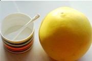 姜糖汁柚子茶,柚子洗净后，表面用盐来回的搓洗，这样可以把柚子表面的蜡层清理掉。