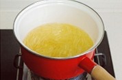 姜糖汁柚子茶,腌好的柚子皮放入清水中，用中小火煮大约10分钟，变软脱去苦味即可。