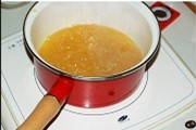 姜糖汁柚子茶,用中小火在电磁炉上将其熬煮至黏稠，柚皮变成金黄透亮就可以了。全程要不停的用木铲进行搅拌以免糊底。