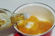 姜糖汁柚子茶,煮至黏稠的柚子晾至温凉时倒入姜健宝的姜糖汁，搅拌均匀成姜糖汁柚子茶，装入密封的玻璃罐中，放入冰箱冷藏。