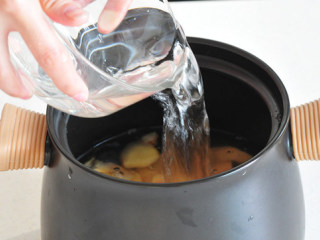 山药红薯糖水,加入适量的水