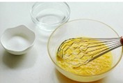 玉米面发糕,将打散的鸡蛋中加入糖、水，继续搅拌均匀。