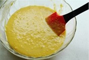 玉米面发糕,用刮刀翻拌至呈现浓稠的液态，面粉的吸水不尽相同，如果感觉偏干，可以再加些水。静置发酵约一个小时