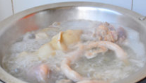 草原羊杂汤,煮出来的水会有很多浮沫附着在羊杂上，要用冷水不断冲洗干净。