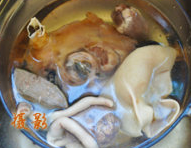 草原羊杂汤,羊杂出锅后一定要洗去杂物，用冰水浸泡。