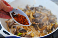 草原羊杂汤,最后加入新疆辣椒面，再简单翻炒均匀。