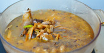 草原羊杂汤,将所有食材和汤一起倒入煲汤锅，用中火熬煮50-60分钟，土豆条酥烂，羊杂熟软即可加盐调味出锅。