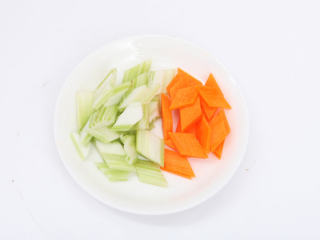 红烧藕丸,芹菜、胡萝卜洗净切片。