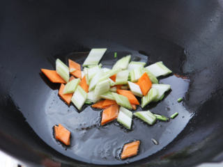 红烧藕丸,锅中少许底油，放入葱花、芹菜、胡萝卜爆香。