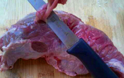 祕制干切牛肉,洗干净后，表面的筋膜要用小刀稍稍剔除干净。