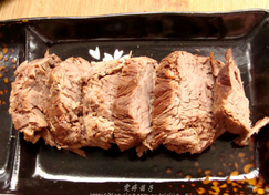 祕制干切牛肉,冷却好的牛肉按个人喜好切厚薄片儿，浇上调料即可。 记得切牛肉的刀法一定要垂直于它的纹理，这样口感才更好哦：）
