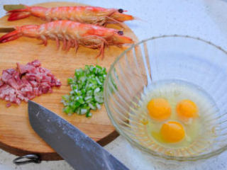 玉子烧,培根、香葱切成丁和丝，大虾用竹签串好煮熟。