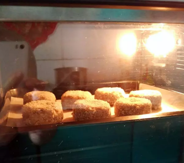 土豆可乐饼（健康版）,烤箱提前预热200°后，烤十五分钟左右。