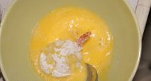 炸虾马铃薯混血可乐饼,搅好的蛋液加入一点水后，用勺淋在上面