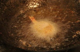 炸虾马铃薯混血可乐饼,下入180°C的国内,炸制金黄色捞出,沥干油