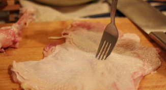 日式照烧鸡排饭,用叉子在鸡皮上多叉匀，这样可防止皮缩（如果没有叉子可以用剪刀前面,或者牙签之类的东西）