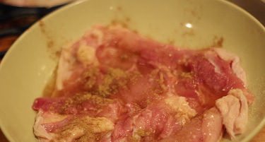 日式照烧鸡排饭,在处理好的鸡腿上撒上五香粉,料酒，盐,并轻轻按摩,腌制15分钟