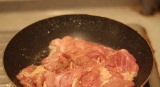 日式照烧鸡排饭,平底锅不需要加油,鸡皮朝下煎至出油